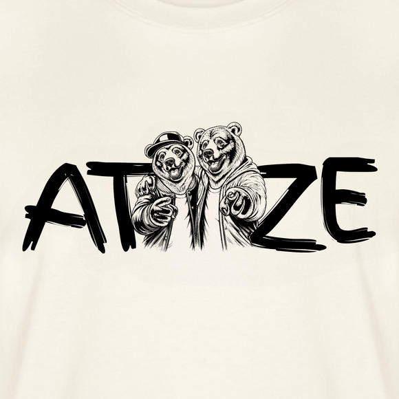 zoom auf naturweisses, locker geschnittenes Unisex T-Shirt mit großem schwarzen Schriftzug „ATZE“, bei dem zwischen dem Buchstaben T und Z eine Illustration von zwei cartoonartigen Bären im Hoodie und Cap sitzt; die Bären stehen eng beieinander, legen den Arm umeinander und zeigen kumpelhaft nach vorn, darunter der Text „Berliner Schnauze – FINDICKJUT“, Symbol für Freundschaft, Besties und Brüder im Berliner Style.