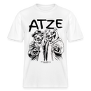Weißes, locker geschnittenes Unisex T-Shirt mit großem schwarzen Schriftzug „ATZE“ über einer Illustration von zwei Bären im Hoodie und Cap, die eng beieinander stehen, den Arm umeinander legen und mit ausgestreckter Pfote nach vorn zeigen; darunter der Schriftzug „Berliner Schnauze – FINDICKJUT“, symbolisiert Freundschaft, Besties und Brüder im Berliner Streetstyle.