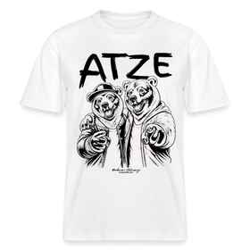 Weißes, locker geschnittenes Unisex T-Shirt mit großem schwarzen Schriftzug „ATZE“ über einer Illustration von zwei Bären im Hoodie und Cap, die eng beieinander stehen, den Arm umeinander legen und mit ausgestreckter Pfote nach vorn zeigen; darunter der Schriftzug „Berliner Schnauze – FINDICKJUT“, symbolisiert Freundschaft, Besties und Brüder im Berliner Streetstyle.