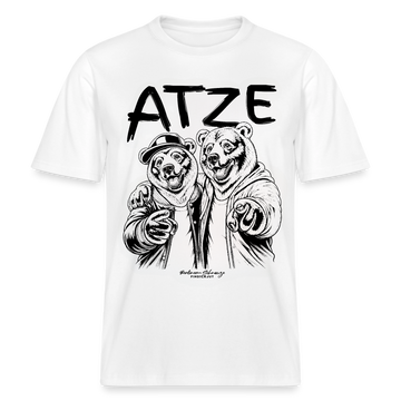 Weißes, locker geschnittenes Unisex T-Shirt mit großem schwarzen Schriftzug „ATZE“ über einer Illustration von zwei Bären im Hoodie und Cap, die eng beieinander stehen, den Arm umeinander legen und mit ausgestreckter Pfote nach vorn zeigen; darunter der Schriftzug „Berliner Schnauze – FINDICKJUT“, symbolisiert Freundschaft, Besties und Brüder im Berliner Streetstyle.