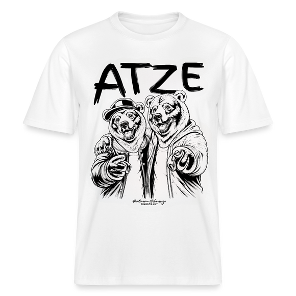Weißes, locker geschnittenes Unisex T-Shirt mit großem schwarzen Schriftzug „ATZE“ über einer Illustration von zwei Bären im Hoodie und Cap, die eng beieinander stehen, den Arm umeinander legen und mit ausgestreckter Pfote nach vorn zeigen; darunter der Schriftzug „Berliner Schnauze – FINDICKJUT“, symbolisiert Freundschaft, Besties und Brüder im Berliner Streetstyle.