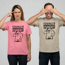 Zwei Models tragen T-Shirts mit dem Design „ICK GLOOB’ ET HACKT!“ in großer Comic-Schrift und einem Berliner Bären darunter, der sich mit dem Zeigefinger an den Kopf tippt; links in Rosa, rechts in Beige.
