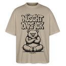 steingrau-braunes Oversize Unisex Bio-Shirt „NÜSCHT DARF ICK“ mit großem schwarzen Statement-Print in Bubble-Schrift und grimmigem Bärenmotiv auf der Vorderseite.