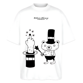Weißes Oversized Berlin Shirt „OHNE WORTE“ mit gezeichnetem Bären als Zauberer und Mittelfinger, der aus einem Zauberhut erscheint.
