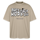 steingraues, oversize geschnittenes Bio-Unisex Berlin Shirt mit weißem Frontdruck „Mach’n Kopp zu“, Illustration mit Comic-Kopf und „Shut Up“-Schild, darunter „Close your head“, Rundhalsausschnitt, zentral platzierter Berliner Spruch für Streetwear und Dialekt-Liebhaber