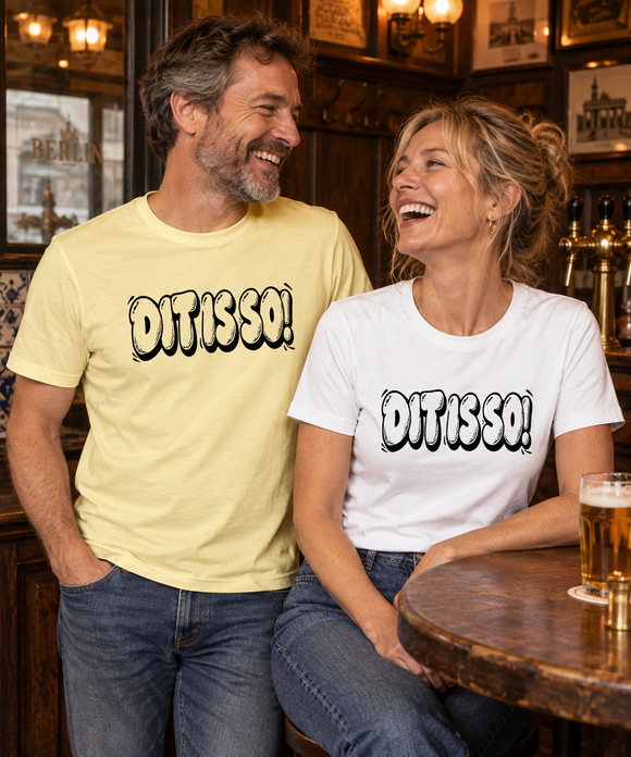 Zwei lachende Erwachsene in einer gemütlichen Berliner Altstadt-Kneipe tragen körperbetonte T-Shirts mit dem Schriftzug „DIT IS SO!“ , in bubblestil– ein Shirt in Hellgelb, das andere in Weiß.