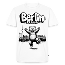 weisses Männer Premium Bio T‑Shirt mit Print „BERLIN ICK LIEBE DIR“, tanzender Berliner Bär und Berliner Skyline/Fernsehturm, Häuser und die Spree (Berlin Souvenir 2026)