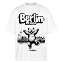 Berlin Souvenir 2026 Shirt: Schriftzug „Berlin ick liebe dir“ über tanzendem Berliner Bären, Skyline/Fernsehturm und Spree im Hintergrund.weisses oversize unisex Bio Shirt mit schwarzem Print