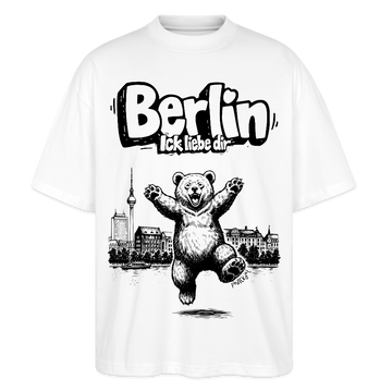 Berlin Souvenir 2026 Shirt: Schriftzug „Berlin ick liebe dir“ über tanzendem Berliner Bären, Skyline/Fernsehturm und Spree im Hintergrund.weisses oversize unisex Bio Shirt mit schwarzem Print