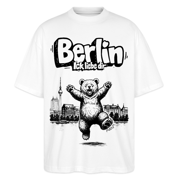 Berlin Souvenir 2026 Shirt: Schriftzug „Berlin ick liebe dir“ über tanzendem Berliner Bären, Skyline/Fernsehturm und Spree im Hintergrund.weisses oversize unisex Bio Shirt mit schwarzem Print