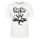 Berlin Souvenir 2026 Motiv auf weißem Unisex Shirt: „Berlin ick liebe dir“ Schriftzug- Berliner Bär mit freudig erhobenen Pfoten, Skyline, Fernsehturm und Spree als City‑Illustration, hinter dem Bären
