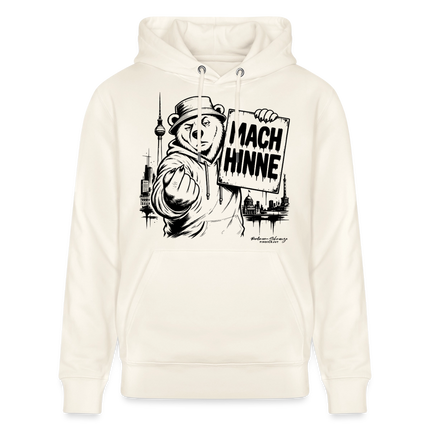 Naturweisser Unisex Bio-Hoodie mit MACH HINNE Schriftzug in einem Schild, gehalten vom Berliner Bär, vor dem Fernsehturm und Berlin Skyline