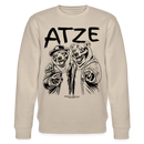beiger Unisex-Sweater mit großem schwarzen Schriftzug „ATZE“ und Illustration von zwei bärigen Figuren im Hoodie und Cap, die sich freundschaftlich im Arm halten und in die Richtung des Betrachters zeigen, Symbol für Besties, Brüder und echte Kumpels im Berliner Streetstyle.
