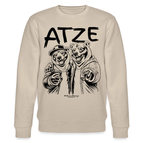 beiger Unisex-Sweater mit großem schwarzen Schriftzug „ATZE“ und Illustration von zwei bärigen Figuren im Hoodie und Cap, die sich freundschaftlich im Arm halten und in die Richtung des Betrachters zeigen, Symbol für Besties, Brüder und echte Kumpels im Berliner Streetstyle.