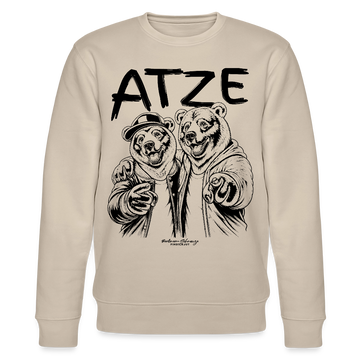 beiger Unisex-Sweater mit großem schwarzen Schriftzug „ATZE“ und Illustration von zwei bärigen Figuren im Hoodie und Cap, die sich freundschaftlich im Arm halten und in die Richtung des Betrachters zeigen, Symbol für Besties, Brüder und echte Kumpels im Berliner Streetstyle.