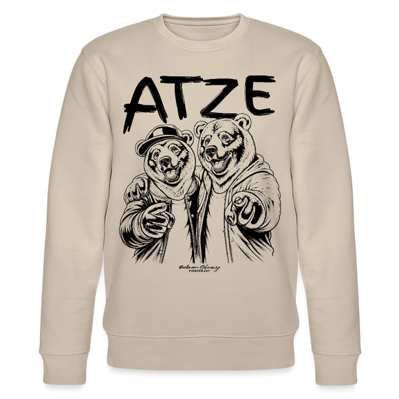 beiger Unisex-Sweater mit großem schwarzen Schriftzug „ATZE“ und Illustration von zwei bärigen Figuren im Hoodie und Cap, die sich freundschaftlich im Arm halten und in die Richtung des Betrachters zeigen, Symbol für Besties, Brüder und echte Kumpels im Berliner Streetstyle.