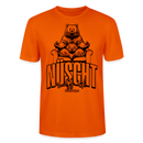 Berlin T-Shirt in kräftigem Orange mit Berliner-Schnauze-Spruch „Nüscht muss ick“ und einem entspannten Bären auf einem Sessel – perfektes Motiv für Fans von Berlin und lockerer Berliner Attitüde.