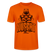 Berlin T-Shirt in kräftigem Orange mit Berliner-Schnauze-Spruch „Nüscht muss ick“ und einem entspannten Bären auf einem Sessel – perfektes Motiv für Fans von Berlin und lockerer Berliner Attitüde.
