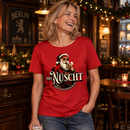 Lachende Frau zwischen 45 und 60 Jahren in einer weihnachtlich geschmückten Berliner Kneipe mit rotem Bio-Damen-T-Shirt, Berliner Gangster-Weihnachtsmotiv, rauchendem Weihnachtsmann und dem Schriftzug „JIBT NÜSCHT, ihr Flitzpiepen“.