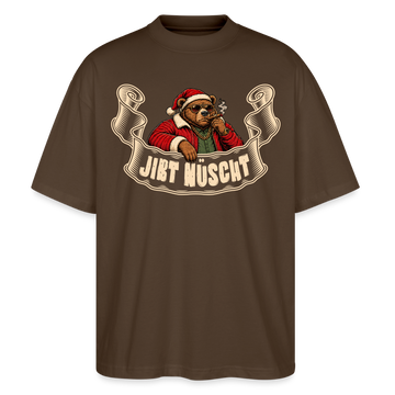 Berliner Bär mit Weihnachtsmütze, Sonnenbrille und Zigarre und dem Schriftzug "JIBT NÜSCHT" auf dem dunkelbraunen Oversized Unisex T-Shirt für Weihnachtsmuffel, aus 100% Bio Baumwolle
