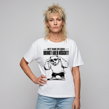 Weißes sommerlich leichtes Frauen Bio-T‑Shirt mit lockerem Rundhalsausschnitt und dem Berliner Bär mit Sonnenbrille sowie dem Spruch „Nett kann ick ooch – bringt aber nüscht" als Frontprint.
