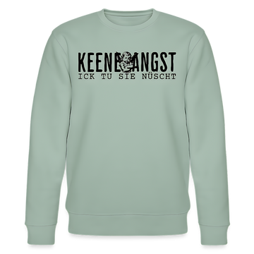 Hell Graugrüner Unisex Sweater mit Rundhalsausschnitt und Berliner Spruch „KEENE ANGST ICK TU SIE NÜSCHT“ in schwarzer Schrift, mittig auf der Brust platziert, ergänzt mit einem grimmig guckenden Cartoon-Engel zwischen den Wörtern
