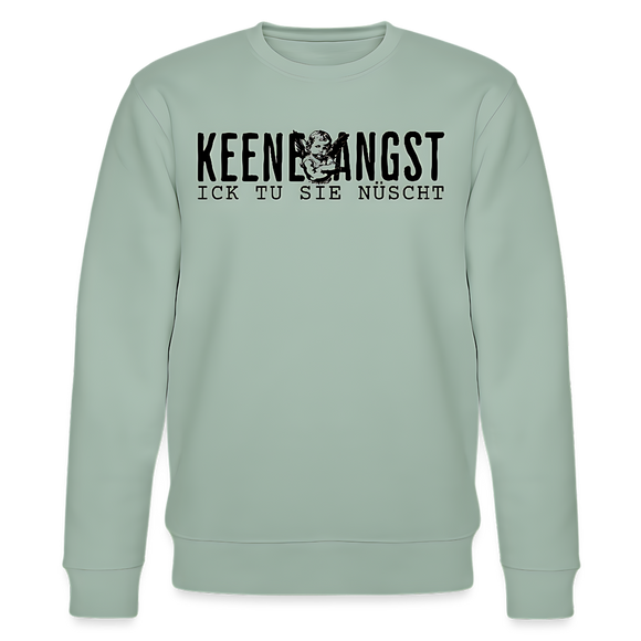 Hell Graugrüner Unisex Sweater mit Rundhalsausschnitt und Berliner Spruch „KEENE ANGST ICK TU SIE NÜSCHT“ in schwarzer Schrift, mittig auf der Brust platziert, ergänzt mit einem grimmig guckenden Cartoon-Engel zwischen den Wörtern