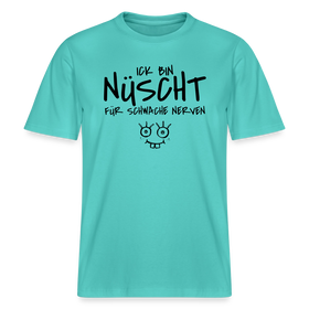 poloblaues Unisex T-Shirt mit schwarzem Berliner Spruch „Ick bin nüscht für schwache Nerven“ und kleiner handgezeichneter Comic-Figur auf der Vorderseite.