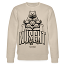 Beiger Unisex-Sweater mit großem schwarzem Print in Berliner Schnauze „NÜSCHT muss ick“ in markanter Schrift, darüber ein gezeichneter Bär in Meditationspose auf einem Sessel. Der Sweater hat Rundhalsausschnitt, eingesetzte Ärmel und gerippte Bündchen aus 100% Bio-Baumwolle, Stoffdichte 350 g/m².
