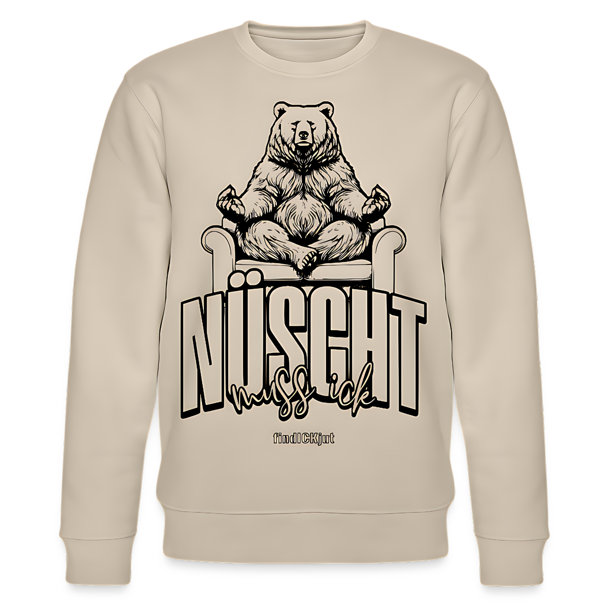 Beiger Unisex-Sweater mit großem schwarzem Print in Berliner Schnauze „NÜSCHT muss ick“ in markanter Schrift, darüber ein gezeichneter Bär in Meditationspose auf einem Sessel. Der Sweater hat Rundhalsausschnitt, eingesetzte Ärmel und gerippte Bündchen aus 100% Bio-Baumwolle, Stoffdichte 350 g/m².
