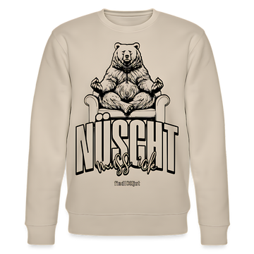 Beiger Unisex-Sweater mit großem schwarzem Print in Berliner Schnauze „NÜSCHT muss ick“ in markanter Schrift, darüber ein gezeichneter Bär in Meditationspose auf einem Sessel. Der Sweater hat Rundhalsausschnitt, eingesetzte Ärmel und gerippte Bündchen aus 100% Bio-Baumwolle, Stoffdichte 350 g/m².
