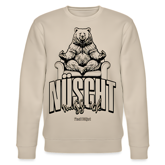 Beiger Unisex-Sweater mit großem schwarzem Print in Berliner Schnauze „NÜSCHT muss ick“ in markanter Schrift, darüber ein gezeichneter Bär in Meditationspose auf einem Sessel. Der Sweater hat Rundhalsausschnitt, eingesetzte Ärmel und gerippte Bündchen aus 100% Bio-Baumwolle, Stoffdichte 350 g/m².