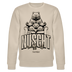 Beiger Unisex-Sweater mit großem schwarzem Print in Berliner Schnauze „NÜSCHT muss ick“ in markanter Schrift, darüber ein gezeichneter Bär in Meditationspose auf einem Sessel. Der Sweater hat Rundhalsausschnitt, eingesetzte Ärmel und gerippte Bündchen aus 100% Bio-Baumwolle, Stoffdichte 350 g/m².