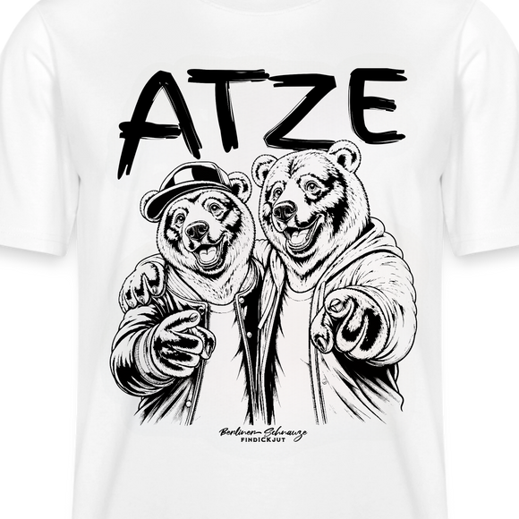 Weißes, locker geschnittenes Unisex T-Shirt mit großem schwarzen Schriftzug „ATZE“ über einer Illustration von zwei Bären im Hoodie und Cap, die eng beieinander stehen, den Arm umeinander legen und mit ausgestreckter Pfote nach vorn zeigen; darunter der Schriftzug „Berliner Schnauze – FINDICKJUT“, symbolisiert Freundschaft, Besties und Brüder im Berliner Streetstyle.