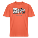 hellrotes Bio-Unisex Berlin Shirt mit weißem Frontdruck „Mach’n Kopp zu“, darunter „Close your head“ und Illustration eines Berliner Kopp mit Sprechblase „Shut up“, Rundhals, zentral platzierter Print – ideal für Streetwear und Berliner Spruch-Styles.