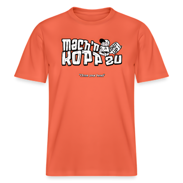 hellrotes Bio-Unisex Berlin Shirt mit weißem Frontdruck „Mach’n Kopp zu“, darunter „Close your head“ und Illustration eines Berliner Kopp mit Sprechblase „Shut up“, Rundhals, zentral platzierter Print – ideal für Streetwear und Berliner Spruch-Styles.