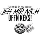 Design mit Berliner Schnauze„Jeh mir nich uffn Keks!“ und der englischen Übersetzung „Don't go on my cookie“. Darunter ein wütender Keks mit Sprechblase: „Don't bug me!“. Humorvoll und frech.