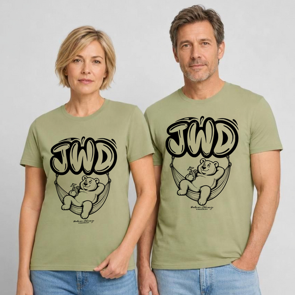 Unisex Berlin T-Shirt in nebelgrün mit großem JWD-Schriftzug und entspanntem Bären in der Hängematte als schwarzem Frontprint