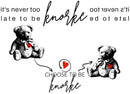 Das Design Berliner Knorke:Zwei gezeichnete Teddybären mit roten Herzen am Hals, begleitet von den Texten "It's never too late to be knorke" oben und "Choose to be knorke" unten. Ein rotes Herz in der Mitte wird von Pfeilen zu den Bären verbunden. Die Schriftarten variieren zwischen geschwungen und serifenlos.