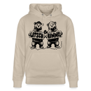 beigefarbener Unisex Hoodie aus 100% Bio-Baumwolle, Vorderansicht mit schwarzem Print: zwei im Comicstil gezeichnete Bären in Hoodies, die jeweils ein Schild mit der Aufschrift ‚LATSCH‘  ‚BOMMEL‘ halten, dazwischen ein kleines ‚&‘, mittig auf der Brust platziert, Kapuze mit Kordeln, lange Ärmel und Kängurutasche vorn.