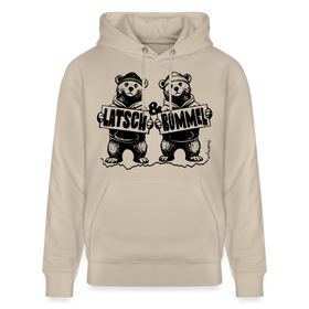 beigefarbener Unisex Hoodie aus 100% Bio-Baumwolle, Vorderansicht mit schwarzem Print: zwei im Comicstil gezeichnete Bären in Hoodies, die jeweils ein Schild mit der Aufschrift ‚LATSCH‘  ‚BOMMEL‘ halten, dazwischen ein kleines ‚&‘, mittig auf der Brust platziert, Kapuze mit Kordeln, lange Ärmel und Kängurutasche vorn.