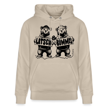 beigefarbener Unisex Hoodie aus 100% Bio-Baumwolle, Vorderansicht mit schwarzem Print: zwei im Comicstil gezeichnete Bären in Hoodies, die jeweils ein Schild mit der Aufschrift ‚LATSCH‘  ‚BOMMEL‘ halten, dazwischen ein kleines ‚&‘, mittig auf der Brust platziert, Kapuze mit Kordeln, lange Ärmel und Kängurutasche vorn.