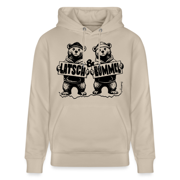 beigefarbener Unisex Hoodie aus 100% Bio-Baumwolle, Vorderansicht mit schwarzem Print: zwei im Comicstil gezeichnete Bären in Hoodies, die jeweils ein Schild mit der Aufschrift ‚LATSCH‘  ‚BOMMEL‘ halten, dazwischen ein kleines ‚&‘, mittig auf der Brust platziert, Kapuze mit Kordeln, lange Ärmel und Kängurutasche vorn.