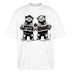 weisses Unisex Bio Shirts im Oversize Fit mit Rundhalsausschnitt und weiten Ärmeln; auf der Brust ein großer schwarzer Druck von zwei stehenden Bären in Streetwear-Hoodies, die Schilder mit der Aufschrift ‚LATSCH‘ und ‚BOMMEL‘ halten, dazwischen ein kleines ‚&‘ - 100% Bio-Baumwolle, schwere Stoffqualität 200 g/m²