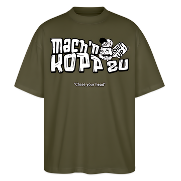 Khaki-farbenes, oversize geschnittenes Bio-Unisex Berlin Shirt mit weißem Frontdruck „Mach’n Kopp zu“, Illustration mit Comic-Kopf und „Shut Up“-Schild, darunter „Close your head“, Rundhalsausschnitt, zentral platzierter Berliner Spruch für Streetwear und Dialekt-Liebhaber