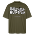 Khaki-farbenes, oversize geschnittenes Bio-Unisex Berlin Shirt mit weißem Frontdruck „Mach’n Kopp zu“, Illustration mit Comic-Kopf und „Shut Up“-Schild, darunter „Close your head“, Rundhalsausschnitt, zentral platzierter Berliner Spruch für Streetwear und Dialekt-Liebhaber