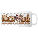 Weiße Keramiktasse mit braunem Panoramadesign und dem Schriftzug ‚MUCKEFUCK‘, unterlegt mit dem Spruch ‚Keen Kaffee is ooch keene Lösung‘ in Berliner Dialekt. Motiv zeigt eine lila Oktopus-Illustration, die Kaffeetassen in ihren Tentakeln hält. Fassungsvermögen 325 ml, spülmaschinengeeignet, kratzfester und UV-beständiger Druck.