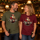 Lachendes Paar in einer weihnachtlich geschmückten Berliner Kneipe: Mann im khaki-grünen und Frau im burgunderfarbenenBio-T-Shirt mit Berliner Gangster-Weihnachtsmotiv, rauchendem Weihnachtsmann und dem Schriftzug „JIBT NÜSCHT, ihr Flitzpiepen“.