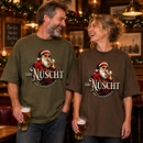 Lachendes Paar in weihnachtlich dekorierter Berliner Kneipe: Mann im khaki-grünen und Frau im dunkelbraunen Oversize-Shirt mit Berliner Gangster-Weihnachtsmotiv, rauchendem Weihnachtsmann und Schriftzug „JIBT NÜSCHT, ihr Flitzpiepen“.