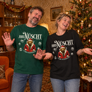 Mann und Frau lachen in einem weihnachtlich geschmückten 90er-Jahre-Wohnzimmer. Sie tragen das Relaxed-Fit-Shirt „Jibt Nüscht – Ihr Flitzpiepen“ mit Weihnachtsbär in Grün und Schwarz.